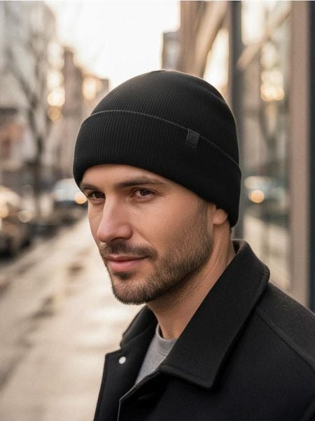 Prążkowana czapka z domieszką wełny - czarny. Czarne czapki i kapelusze męskie Sinsay, bez wzorów, prążkowane. Za 19.99 zł.