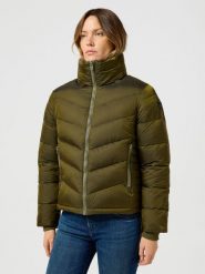 WRANGLER DAMSKA KURTKA ZIMOWA WRANGLER SHORT PUFFER JACKET IVY GREEN 112356502. Zielone płaszcze damskie Wrangler, na zimę, s, bez wzorów, bez kaptura. Za 299.99 zł.