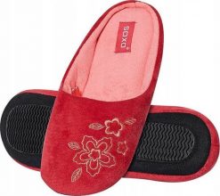 Soxo OUTLET Kapcie damskie czerwone SOXO z haftem i twardą podeszwą 3334. Czerwone kapcie damskie Soxo, bez wzorów. Za 29.99 zł.