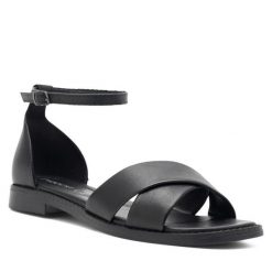 Sandały Lasocki. Czarne klapki damskie Lasocki, bez wzorów, bez obcasa, na płaskiej podeszwie, bez zapięcia. Za 199.99 zł.