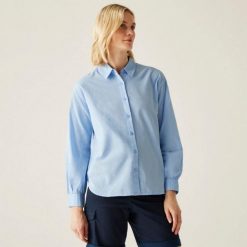 Koszula turystyczna damska Primevere. Niebieskie koszule damskie Regatta, bez wzorów, z bawełny, sportowe, bez kołnierzyka, bez ramiączek. W wyprzedaży za 216.00 zł.