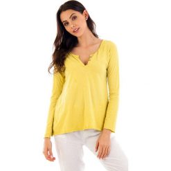 Koszulka w kolorze żółtym. T-shirty damskie marki fille de Coton, z bawełny, klasyczne, z okrągłym kołnierzem, z długim rękawem. W wyprzedaży za 69.95 zł.