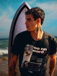 4F T-shirt regular z nadrukiem męski - czarny XXL. Czarne t-shirty męskie 4f, na lato, m, bez wzorów, z materiału, wakacyjne, bez kołnierzyka. Za 79.99 zł.