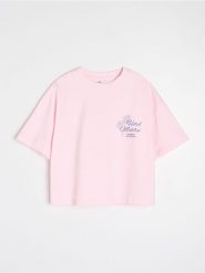 Koszulka z nadrukiem wakacyjnym "Hotel Malibu" - różowy. Czerwone t-shirty damskie Sinsay, l, bez wzorów, wakacyjne, bez kołnierzyka. Za 39.99 zł.