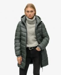 Superdry Kurtka pikowana Hooded Fuji Mid - Stormy Weather Blue. Niebieskie kurtki damskie Superdry., bez wzorów, z materiału, z kapturem. Za 558.65 zł.