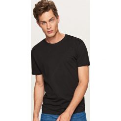 Gładki T-shirt Basic - Czarny. Czarne t-shirty męskie Reserved. Za 19.99 zł.