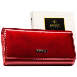 Duży, poziomy, czerwony portfel damski ze skóry naturalnej i ekologicznej zamykany zatrzaskiem - Rovicky. Czerwone portfele damskie ROVICKY, bez wzorów, ze skóry. Za 74.99 zł.