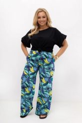 Turkusowe spodnie Marisa w owocowy wzór | Prosta nogawka | Rayon z bawełną | PLUS SIZE OVERSIZE LATO. Niebieskie spodnie materiałowe damskie Moda Size Plus Iwanek, plus size, bez wzorów, z bawełny. Za 169.90 zł.