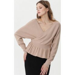 Beżowy Sweter Lightshow. Brązowe swetry damskie Born2be, s, bez wzorów, bez kołnierzyka, bez ramiączek, bez kaptura. Za 79.99 zł.