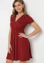 Bordowa Rozkloszowana Sukienka z Wiskozą o Kopertowym Kroju z Marszczeniem Adivas. Czerwone sukienki damskie Born2be, na co dzień, l, bez wzorów, z wiskozy, eleganckie, bez kołnierzyka, bez ramiączek, mini, kopertowe. Za 129.99 zł.