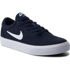 Buty NIKE - Sb Charge Slr CD6279 400 Obsidian/White. Niebieskie półbuty na co dzień męskie Nike, z materiału, klasyczne, bez zapięcia. W wyprzedaży za 189.00 zł.