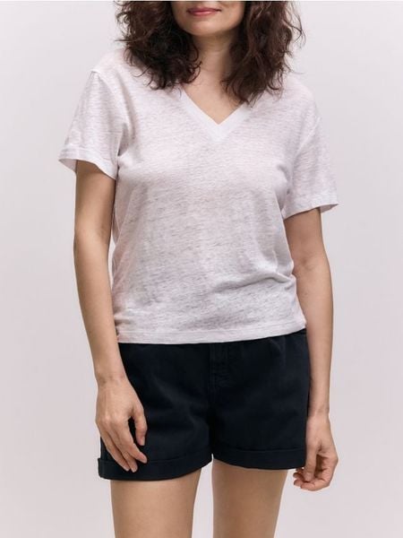 Lniany t-shirt - biały. Białe t-shirty damskie Reserved, l, bez wzorów, ze lnu, klasyczne, bez kołnierzyka. Za 119.99 zł.