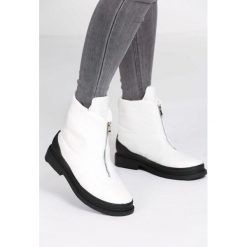 Białe Śniegowce Winter Walk. Śniegowce i trapery damskie marki Born2be. Za 79.99 zł.
