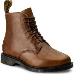 Kozaki DR. MARTENS - Oscar 22703243 Butterscoth. Brązowe kozaki męskie Dr. Martens, z materiału. W wyprzedaży za 479.00 zł.