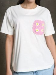 Koszulka z plecioną kieszenią - kremowy. Białe t-shirty damskie Sinsay, l, bez wzorów, bez kołnierzyka. W wyprzedaży za 19.99 zł.