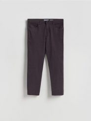 Bawełniane spodnie slim fit - mahoniowy. Brązowe spodnie materiałowe męskie Reserved, l, bez wzorów, z bawełny. Za 149.99 zł.