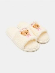 Kapcie z motywem misia i wykończeniem teddy - kremowy. Białe kapcie damskie Sinsay, bez wzorów. Za 25.99 zł.