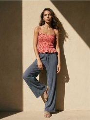 Spodnie straight leg w paski - wielobarwny. Spodnie materiałowe damskie Sinsay, l, bez wzorów. Za 49.99 zł.