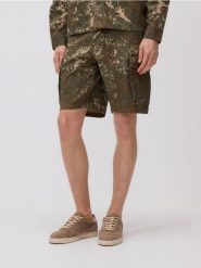 Szorty z kieszeniami cargo - ciemnozielony. Zielone szorty męskie Reserved, l, bez wzorów, z bawełny. Za 139.99 zł.