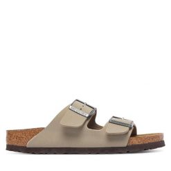 Klapki Birkenstock. Brązowe klapki damskie Birkenstock, bez wzorów, bez obcasa. Za 399.99 zł.