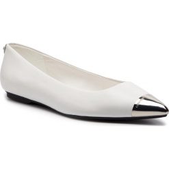 Baleriny CALVIN KLEIN - Melo E8929 White. Białe półbuty damskie Calvin Klein, bez wzorów, z materiału, bez obcasa, bez zapięcia. W wyprzedaży za 349.00 zł.