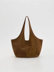 Skórzana torebka typu hobo - brązowy. Brązowe torebki do ręki damskie Reserved, bez wzorów, ze skóry, bez dodatków. Za 359.99 zł.