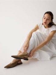 Zamszowe baleriny z odkrytą piętą - beżowy. Brązowe baleriny damskie Reserved, bez wzorów, z zamszu, bez obcasa. Za 139.99 zł.