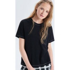 Koszulka oversize z kontrastowym obszyciem - Czarny. T-shirty damskie marki Cropp. W wyprzedaży za 14.99 zł.