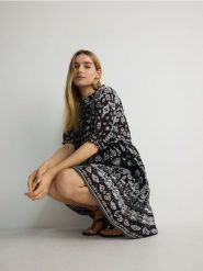 Oversizowa sukienka z bawełny - biały. Białe sukienki damskie Reserved, l, bez wzorów, z bawełny, bez kołnierzyka, bez ramiączek. W wyprzedaży za 49.99 zł.