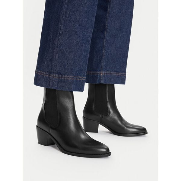 Botki GINO ROSSI. Czarne botki damskie Gino Rossi, bez obcasa, na słupku, bez zapięcia. Za 349.99 zł.