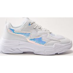 Sportowe buty z holograficznymi wstawkami - Biały. Obuwie sportowe damskie marki House. W wyprzedaży za 99.99 zł.