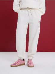 Polarowe spodnie jogger - kremowy. Białe spodnie materiałowe damskie Sinsay, l, bez wzorów, z polaru. Za 39.99 zł.