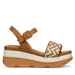 Sandały Geox. Brązowe sandały chłopięce Geox, bez wzorów, bez obcasa, na koturnie, bez zapięcia. Za 399.99 zł.