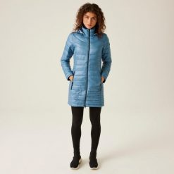 Kurtka turystyczna damska Andell III pikowana. Niebieskie kurtki damskie Regatta, bez wzorów, bez kaptura, trekkingowe. W wyprzedaży za 276.50 zł.