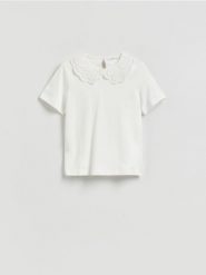 Bluzka z ozdobnym kołnierzem - biały. Białe bluzki damskie Reserved, l, bez wzorów, z dzianiny, klasyczne, bez kołnierzyka, bez ramiączek. Za 89.99 zł.