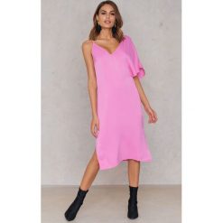NA-KD Sukienka midi z asymetrycznymi ramionami - Pink. Sukienki damskie NA-KD, z asymetrycznym kołnierzem. W wyprzedaży za 40.19 zł.