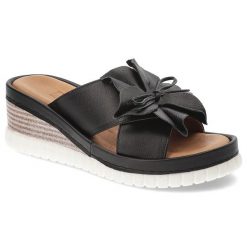 Czarne Klapki Artiker Eleganckie Obuwie Damskie. Czarne klapki damskie Artiker, bez wzorów, bez obcasa, na koturnie, bez zapięcia. Za 269.00 zł.