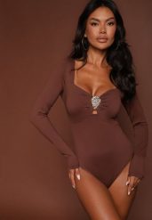 Brązowe Body z Metaliczną Ozdobą Aferriva. Brązowe bluzki damskie Renee, l, z aplikacjami, eleganckie, bez kołnierzyka, bez ramiączek. Za 89.99 zł.