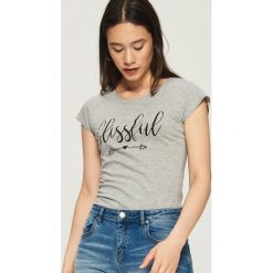Bawełniany t-shirt z nadrukiem - Jasny szar. T-shirty damskie marki Sinsay. Za 9.99 zł.
