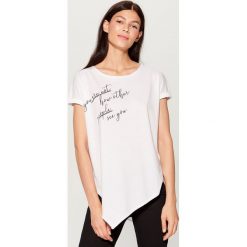Koszulka z asymetrycznym dołem - Biały. T-shirty damskie marki Mohito. W wyprzedaży za 29.99 zł.