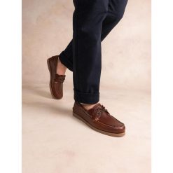 Skórzane buty żeglarskie TBS Phenis. Brązowe buty sportowe męskie TBS, bez zapięcia, żeglarskie. Za 480.50 zł.