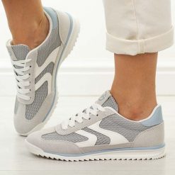 Szare sportowe półbuty damskie Vinceza 11675. Szare obuwie sportowe damskie VINCEZA, na lato, w ażurowe wzory, z dresówki, eleganckie, bez obcasa, na płaskiej podeszwie, bez zapięcia. W wyprzedaży za 131.12 zł.