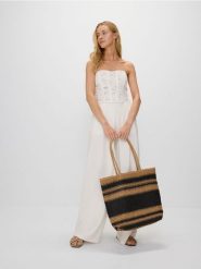 Spodnie z zakładkami - biały. Białe spodnie materiałowe damskie Reserved, l, bez wzorów, z tkaniny. W wyprzedaży za 69.99 zł.