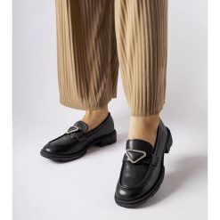 Czarne mokasyny zdobione cyrkoniami Marsilius. Czarne mokasyny damskie ze skóry ekologicznej, eleganckie. Za 101.26 zł.