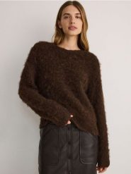 Sweter z domieszką wełny - ciemnobrązowy. Brązowe swetry damskie Reserved, l, bez wzorów, z dzianiny, bez kołnierzyka, bez ramiączek, bez kaptura. W wyprzedaży za 99.99 zł.