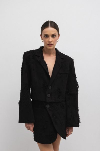 Krótka marynarka z surowej tkaniny w kolorze CZARNYM - UNIQUE. Czarne żakiety damskie Marsala, bez wzorów, z bawełny, klasyczne. Za 229.90 zł.