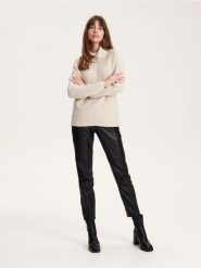 Sweter z luźnym golfem - kremowy. Białe swetry damskie Reserved, l, bez wzorów, z dzianiny, klasyczne, bez kołnierzyka, bez ramiączek, bez kaptura. W wyprzedaży za 35.99 zł.
