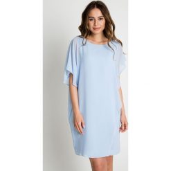 Oversize'owa błękitna sukienka BIALCON. Niebieskie sukienki damskie BIALCON, eleganckie, z kopertowym dekoltem. Za 309.00 zł.