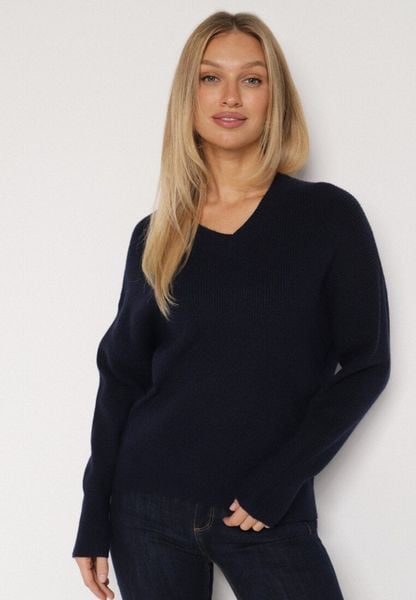 Granatowy Sweter z Domieszką Kaszmiru z Dekoltem w Serek Feralaine. Niebieskie swetry damskie Born2be, bez wzorów, z jeansu, eleganckie, bez kołnierzyka, bez ramiączek, bez kaptura. Za 99.99 zł.