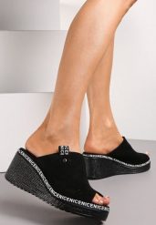 Czarne Klapki na Koturnie z Perforacją i Otwartym Noskiem Averle. Czarne klapki damskie Renee, bez wzorów, bez obcasa, na koturnie. Za 109.99 zł.